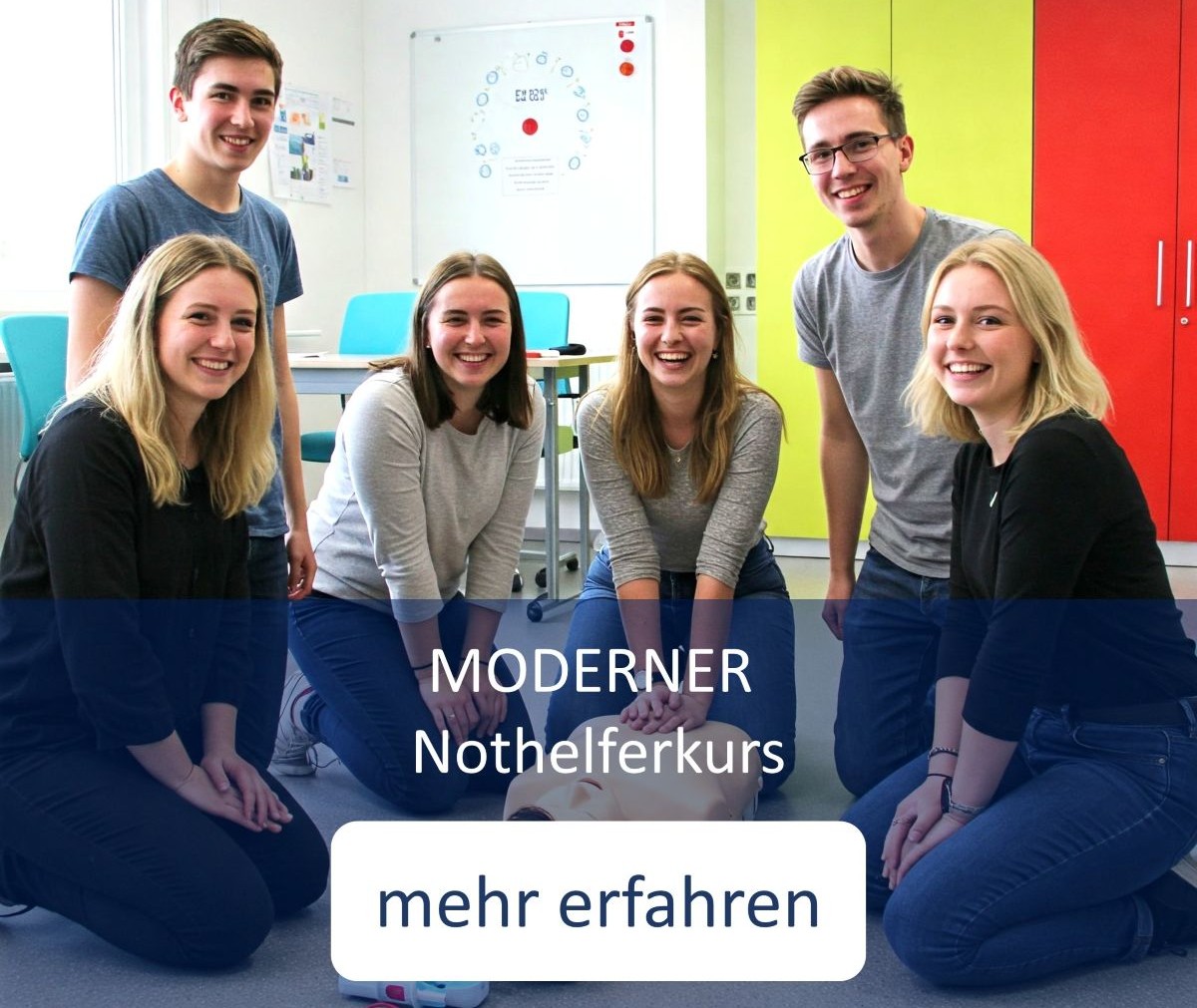 Teilnehmer üben die Herz-Lungen-Wiederbelebung an einer Puppe in einem hellen, freundlichen Schulungsraum.